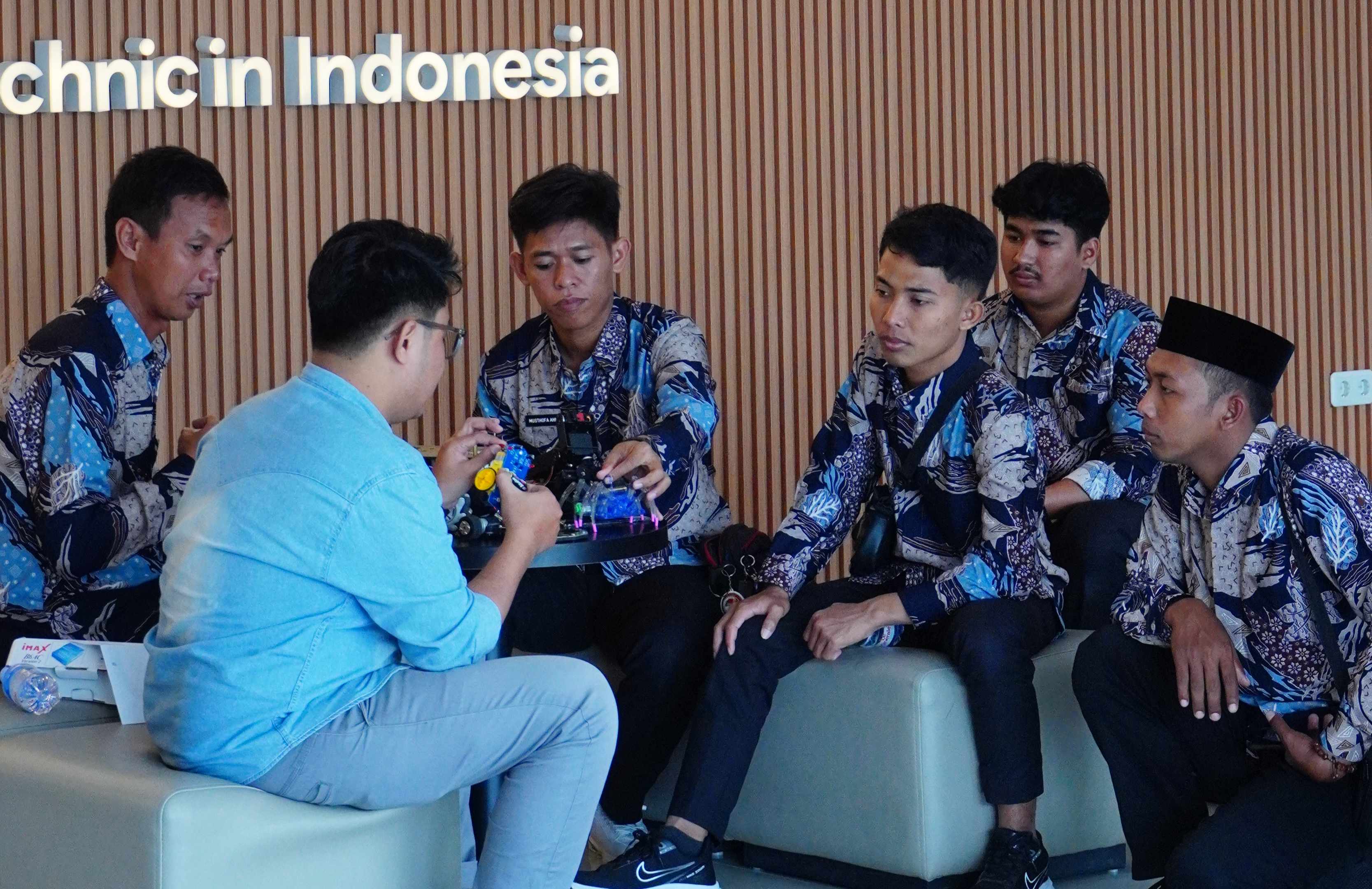 mengenal-robotik-sejak-dini-siswa-smp-golden-star-belajar-di-kampus-ai-plai-bmd