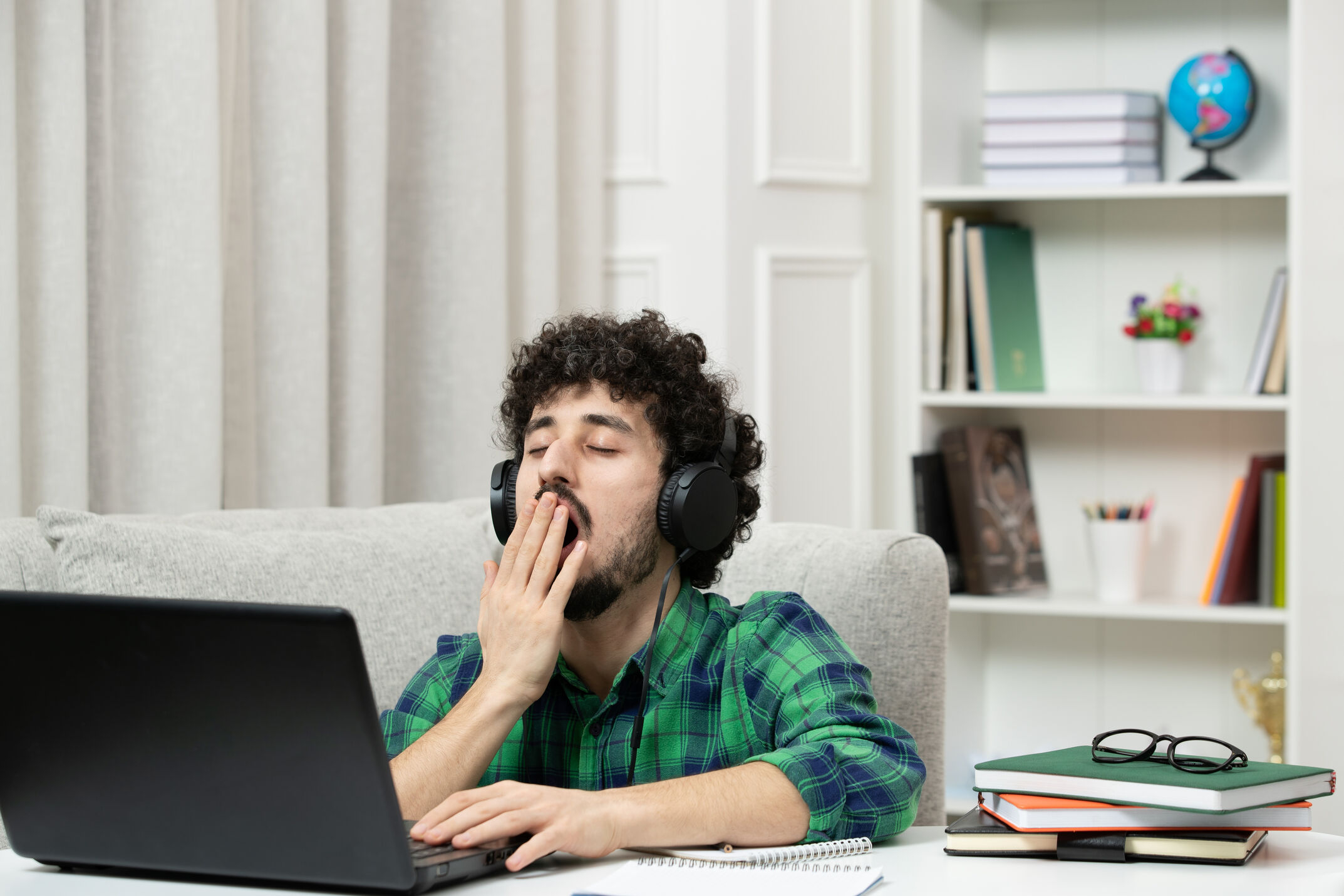 kenapa-mahasiswa-it-sering-begadang-ini-fakta-di-balik-tugas-coding